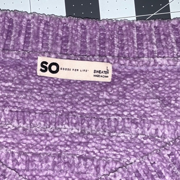 Elegant V-Neck Sweater in Soft Purple - Picture 4 of 7